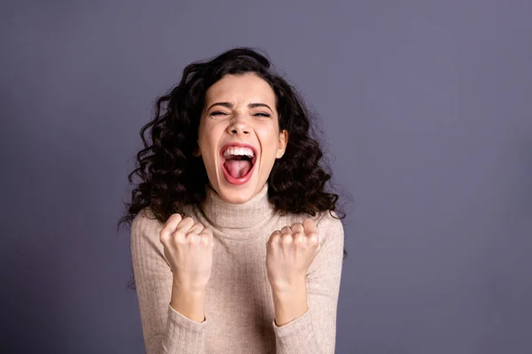 Närbild foto attraktiva fantastiska hon hennes dam nävar händer armar upp skriker högt glädje Nyheter Nyhet köp köpare shopping svart fredag priser slitage casual pastell Pullover isolerad grå bakgrund — Stockfoto