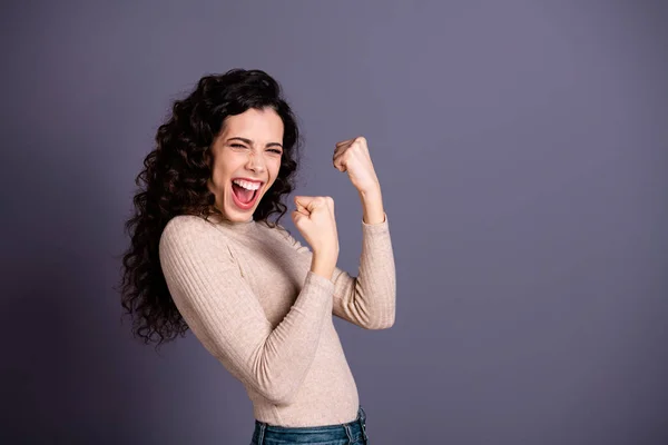 Close-up zijprofiel foto mooi verbazingwekkend ze haar Lady verbaasd vuisten handen armen schreeuwen luid blij cheerleader voetbalteam match spel slijtage casual pastel beige Pullover geïsoleerd grijze achtergrond — Stockfoto