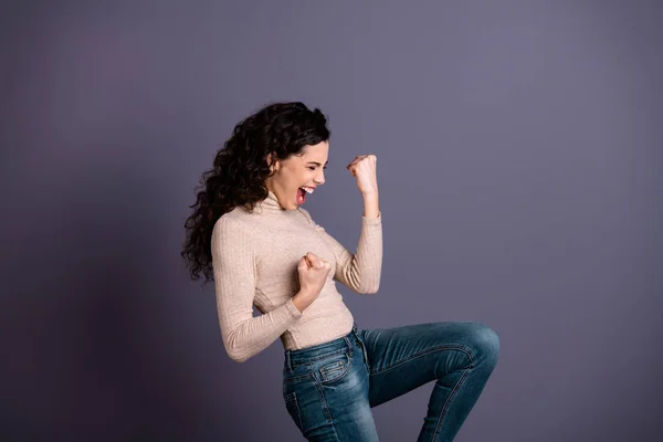 Cerrar foto de perfil lateral hermosa ella sus manos extáticas señora brazos una pierna de la cadera levantada gritar alegre animadora fútbol equipo partido juego desgaste casual pastel beige jersey aislado fondo gris — Foto de Stock