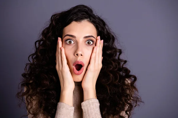 Retrato de cerca de ella ella atractiva atractiva encantadora encantadora linda bastante sorprendida dama de pelo ondulado mirando los ojos aislados sobre gris violeta pastel púrpura fondo —  Fotos de Stock