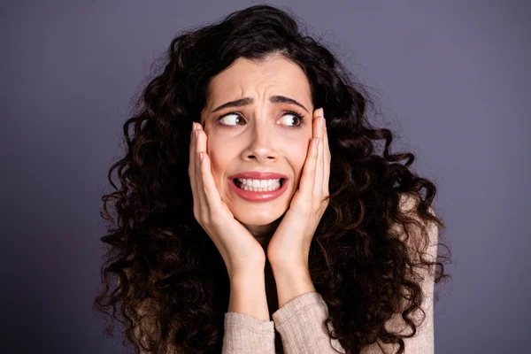 Primer plano retrato de ella ella agradable atractivo encantador encantador lindo nervioso ansioso ondulado de pelo dama miedo malas noticias oh mi Dios precaución aislado sobre gris violeta pastel fondo —  Fotos de Stock