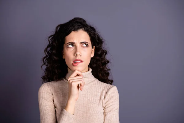 Primer plano retrato de ella ella agradable atractivo bonito encantador lindo pensativo ondulado de pelo dama decidiendo crear solución aislada sobre gris violeta pastel púrpura fondo — Foto de Stock