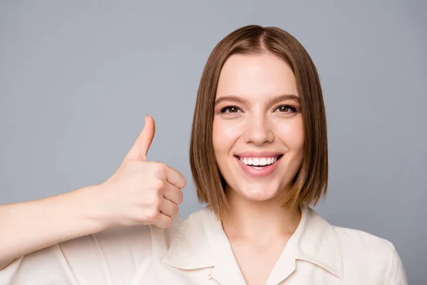 Foto close up pemuda lucu memiliki iklan umpan balik yang sempurna iklan pakaian trendi putih blus terisolasi dari latar belakang abu-abu nya — Stok Foto