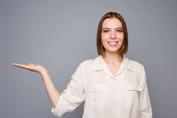 Ritratto di affascinante signora gioventù hanno pubblicità promozione demostration affare novità usura vestito alla moda isolato grigio argento sfondo — Foto Stock