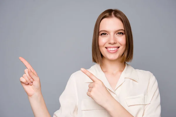 Tutup foto wanita menawan memiliki iklan rekomendasi promo mengenakan kemeja blus terisolasi abu-abu latar belakang — Stok Foto