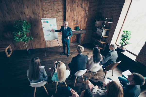 Nauczyciel centrum informacji mowy Hall koncepcji Talk. Wysoki kąt powyżej Zobacz zdjęcie inteligentnego czarny garnitur stary dojrzały w okularach starszy przedsiębiorca wykwalifikowanych przedsiębiorców stoją w pobliżu tablicy — Zdjęcie stockowe