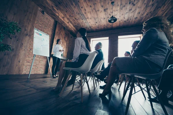 Gros plan photo de loft intérieur industriel grande salle de bureau pratique avec des personnes à la réunion d'affaires réunis pour résoudre progrès d'accord du projet tous dans l'usure formelle — Photo