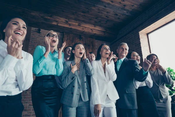 De cerca la foto de la gente gritando de alegría al jefe ganador del premio en dinero increíble felicitando fiesta día de fiesta evento todo vestido con chaquetas de desgaste formal camisas —  Fotos de Stock