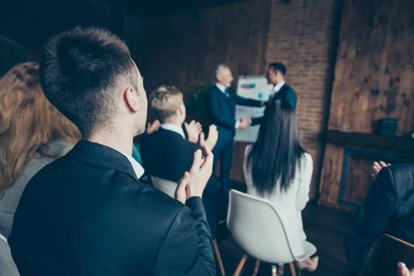 Primer plano retrato de hombre de negocios aceptado a la construcción de equipos que se ocupan de la cooperación colaboración carrera trabajo terminado unir colegas estrechando la mano todos vestidos con chaquetas de desgaste formal camisas —  Fotos de Stock