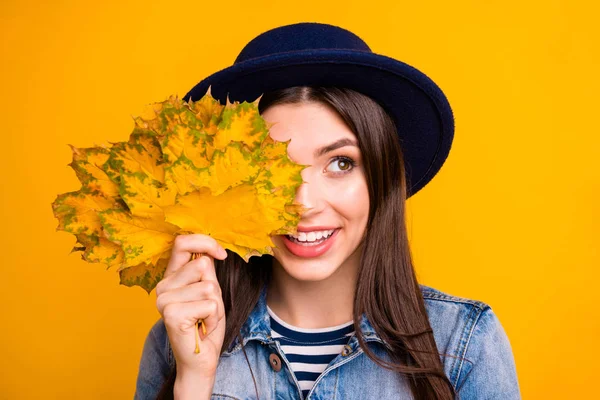 Primer plano retrato de ella ella guapo guapo atractivo encantador lindo alegre femenina de pelo recto señora escondido detrás de las hojas aisladas sobre brillante brillante brillante fondo amarillo —  Fotos de Stock