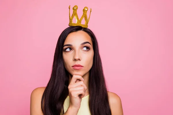 Primer plano retrato de ella ella guapa encantadora glamorosa atractiva hermosa chica seria de mente usando tiara brillante tocando la barbilla aislada sobre el fondo de pastel rosa —  Fotos de Stock