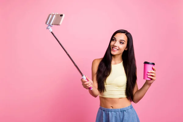 Porträt von ihr sie schön aussehend liebenswert glamourös attraktiv wunderschönen Glanz fröhlich fröhlich Mädchen macht Selfie isoliert über rosa Pastell Hintergrund — Stockfoto
