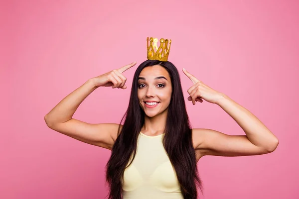 Portret van haar ze mooi uitziende mooie lieve Winsome glamoureuze aantrekkelijke fascinerende prachtige vrolijke meisje wijzend op glanzende Tiara geïsoleerd over roze pastel achtergrond — Stockfoto