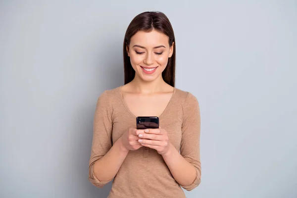 Retrato de encantador simpático smm persona mira tiene noticias mantenga dispositivo de mano desgaste ropa de moda traje aislado gris plata fondo — Foto de Stock