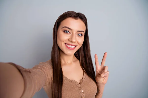 Autorretrato de ella ella ella agradable adorable atractivo encantador brillo encantador lindo positivo alegre alegre alegre contenido chica dama mostrando v-signo aislado sobre gris pastel fondo — Foto de Stock