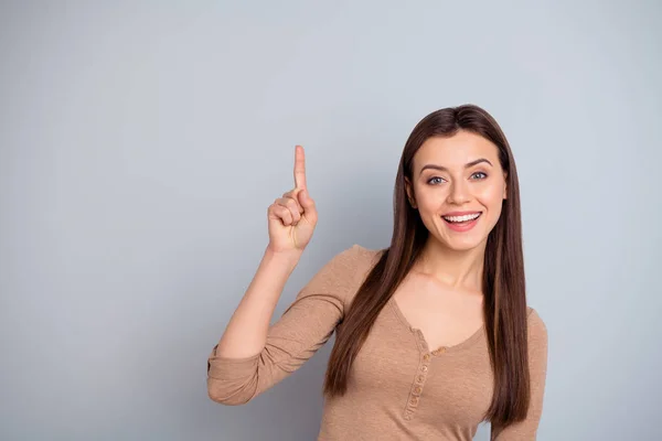 Onu o güzel çekici güzel sevimli sevimli neşeli neşeli kendine güvenen kız gri pastel arka plan üzerinde izole reklam seçeneği işaret yakın çekim portre — Stok fotoğraf