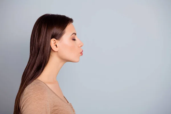 Profiel zijaanzicht foto van charmante elegante dame dragen moderne kleding verzenden Air Kiss wilt datum 14-februari Boy vriendjes geïsoleerd grijs licht gekleurde achtergrond — Stockfoto