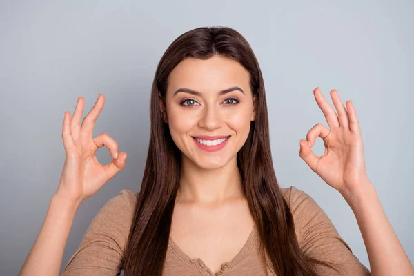 Close up foto bello stupefacente lei la sua signora bello aspetto mano braccio okey simbolo consigliare acquistare acquirente testato qualità cool prodotto usura casual pastello pullover maglione isolato grigio sfondo — Foto Stock