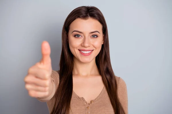 De cerca la foto hermosa atractiva ella su apariencia bonita dama levantó el pulgar hacia arriba aconsejando comprar comprador bien hecho probado calidad dientes blancos desgaste casual jersey pastel aislado fondo gris —  Fotos de Stock