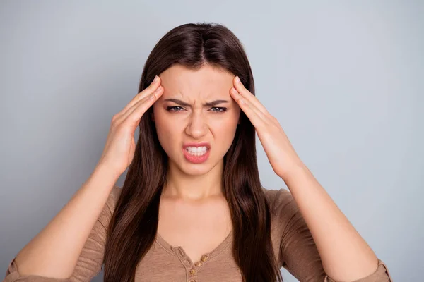 De cerca foto hermosa furiosa ella sus ojos de señora cerrado manos brazos toque templos no puede recordar nombre de la canción sufren dolor de cabeza terrible dolor de desgaste casual jersey pastel suéter aislado fondo gris —  Fotos de Stock