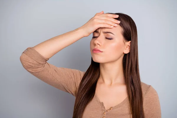 Cerrar foto hermoso dolor ella sus ojos de señora cerrado manos brazos mantenga el tacto frente comprobar temperatura sufrir terrible dolor de cabeza dolor desgaste casual jersey pastel suéter aislado fondo gris — Foto de Stock