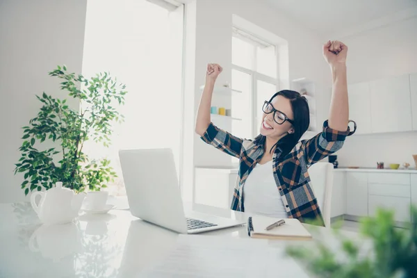 Profiel zijaanzicht foto van mooie schattige jeugd zitten Bureau tabel raise vuisten Scream Shout ja Eyewear brillen licht appartement slijtage geruite shirt geruite doel viering — Stockfoto