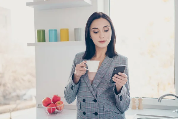 Close-up foto mooie lezer ze haar coach Lady Banker Chief handen armen kijken telefoonrapport warme drank koffiepauze rust formele-Wear geruite geruite kostuum heldere witte keuken binnenshuis — Stockfoto