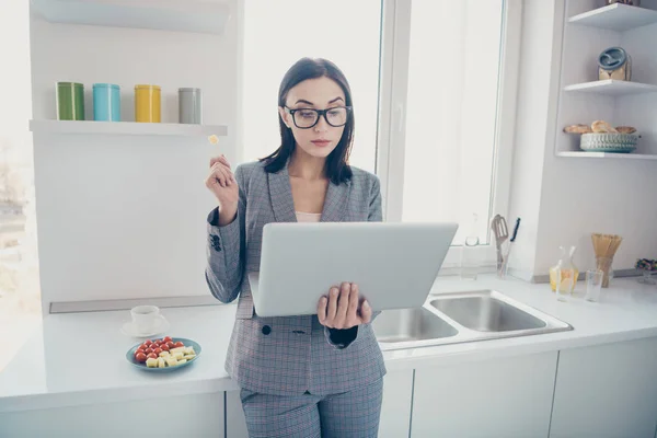 Portret peinzende prachtige baas bezet overwerkt Hold handapparaat rapport presentatie analyseren trend stijlvolle mooie strikte leiderschap stok tomaat kaas brillen brillen formalwear jas appartement — Stockfoto