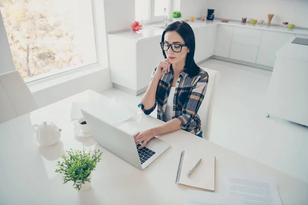 Boven boven hoge hoek weergave foto van peinzende gericht Lady jeugd mensen persoon zitten Bureau tabel licht appartement slijtage geruite overhemd geruite Touch Chin brillen brillen — Stockfoto