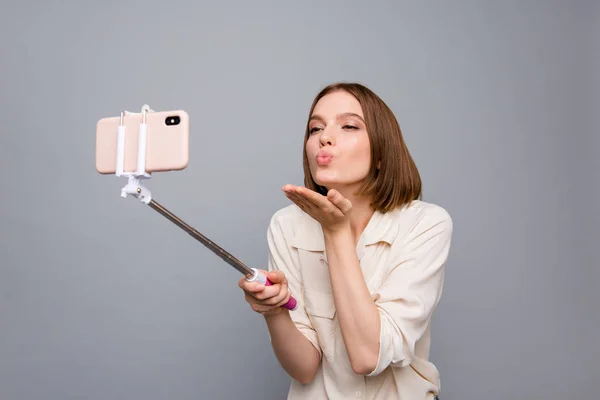 Cerca de la foto linda increíble hermosa ella su señora toma de la mano brazos metal teléfono palo hacer tomar selfies enviar aire beso coqueta coqueta skype hablar desgaste casual camisa blanca aislado gris fondo — Foto de Stock