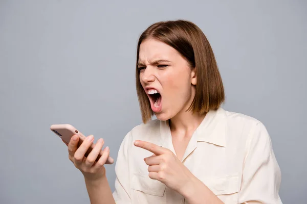 Close up foto furioso incrível bonito ela sua senhora segurar os braços telefone ouvir inesperado má notícia selvagem rugido namorado descontente loucura desgaste casual branco camisa isolado cinza fundo — Fotografia de Stock