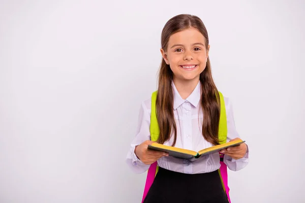 Close-up portret van haar ze mooie aantrekkelijke mooie slimme Clever intelligent vrolijke vrolijke pre-tiener meisje nerd holding in handen oefening boek thuis werk geïsoleerd over licht wit grijze achtergrond — Stockfoto