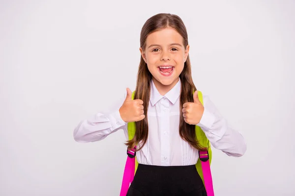 Primer plano retrato de ella ella agradable atractivo encantador inteligente inteligente inteligente alegre alegre optimista pre-adolescente chica nerd mostrando doble thumbup anuncio consejos aislados sobre fondo gris blanco claro — Foto de Stock