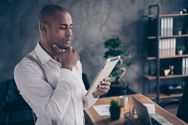 Nahaufnahme Porträt von seinem er schön attraktiv beschäftigt stilvolle trendige schicke Kerl Hai Experte Executive Top Director Recherche eBook Bericht in der Industrie Loft Interieur Arbeitsplatz Station — Stockfoto