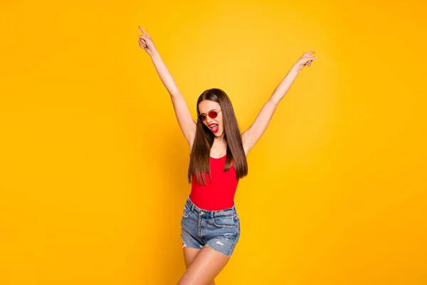 De cerca la foto de la hermosa señora regordeta labios brillantes alegres manos persona infantil levantado usar sol especificaciones rojo cuerpo tanque-top pantalones vaqueros — Foto de Stock