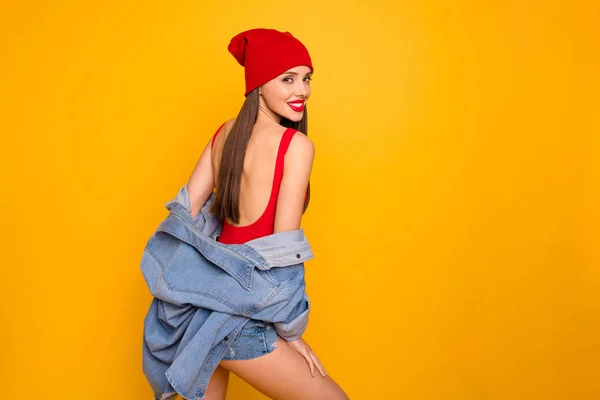 Tutup foto pemandangan belakang dari wanita coquettish yang lucu bibir cerah tampilan warna-warni totware tersenyum berseri-seri mengenakan jaket denim tank-top merah — Stok Foto