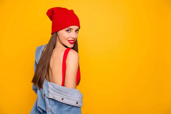 Close up traseiro vista foto de brincalhão coquete senhora brilhante lábios agradável olhar colorido toothy beaming sorriso desgaste corpo vermelho tanque-top denim blazer — Fotografia de Stock