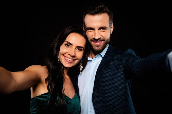 De cerca foto rica pareja con clase ella su hermoso él su macho toothy hacer tomar selfies disfrutar aniversario fiesta chill wear azul traje de cuadros chaqueta terciopelo vestido verde aislado negro fondo —  Fotos de Stock