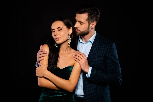 De cerca foto rica pareja con clase ella sus ojos chic cerrado disfrutar de él su agarre toque hombros ternura piggyback pose desgaste azul traje de cuadros chaqueta terciopelo vestido verde aislado fondo negro — Foto de Stock