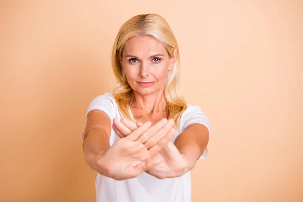 Zdjęcie Lady Arms skrzyżowane z prośbą przystanek nie przejdzie przez sygnał nosić biały casual t-shirt na białym tle pastel — Zdjęcie stockowe