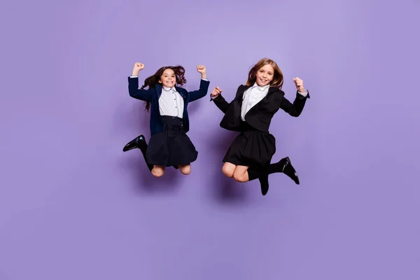 Full size vista foto de crianças alegres bonito levantar punhos isolados sobre fundo violeta roxo — Fotografia de Stock