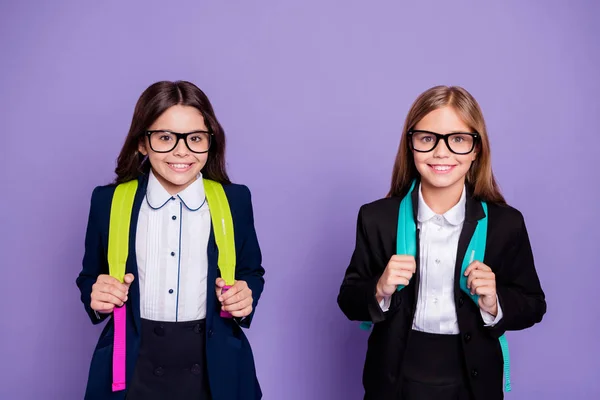 Portret van charmante kinderen kijken voelen vreugde vertrouwen geïsoleerd over paarse achtergrond — Stockfoto