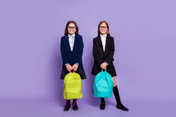 Foto de tamaño completo de los niños atractivos usan gafas gafas se sienten positivos aislados sobre fondo púrpura —  Fotos de Stock