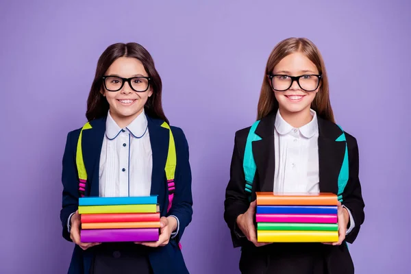 Portret van schattige schoolkinderen houden hand literatuur voorbereiding tas rugzak rugzak geïsoleerd over paarse achtergrond — Stockfoto