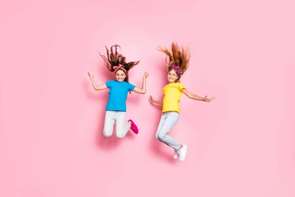 Foto in voller Größe von fröhlichen Kindern haben Freizeit Sommerreise tragen T-Shirt Stirnbänder Hosen isoliert über rosa Hintergrund — Stockfoto