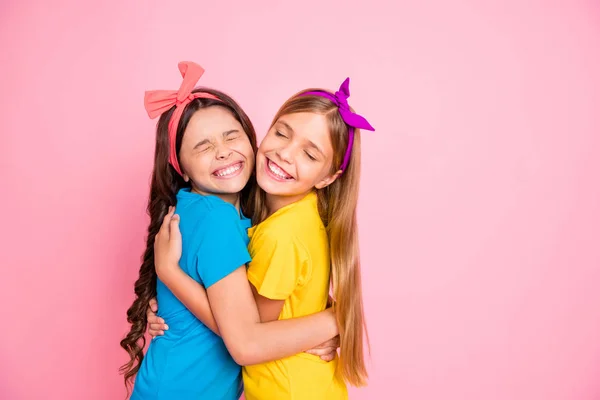Портрет очаровательных девушек пользуются летние выходные закрыть глаза истинные приятели изолированы на розовом фоне — стоковое фото