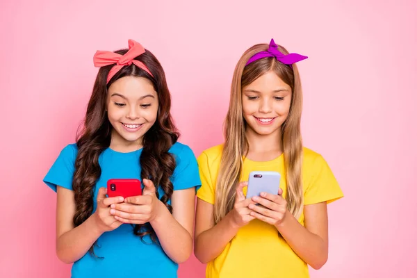 Piorcecha stylowe modne dzieci faliste fryzury opaski trzymać rękę urządzenie czytać wiadomości na białym tle na różowo — Zdjęcie stockowe