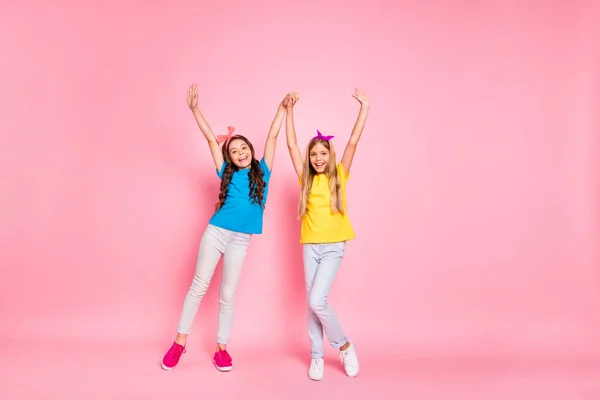 Hela kroppen foto av söta stipendiater har semester bära byxor färgglada t-shirt Scream Känn glädjas isolerad över rosa bakgrund — Stockfoto