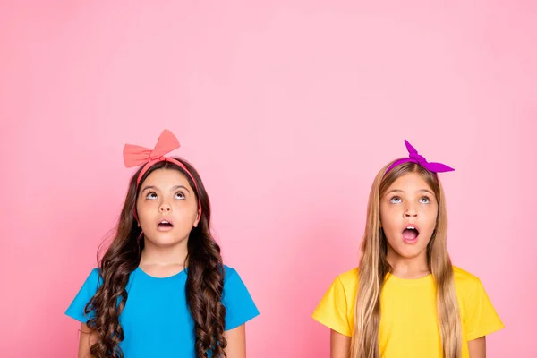 Close-up retrato de dois agradável atraente encantador bonito encantador engraçado espantado alegre meninas pré-adolescentes mostrando expressão emoção espanto olhando para cima isolado no fundo pastel rosa — Fotografia de Stock