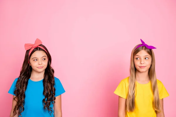 Porträtt av två snygga attraktiva välvårdade intagande charmig Söt härlig vänlig glad glada pre-teen flickor tittar på varandra isolerade på rosa pastell bakgrund — Stockfoto